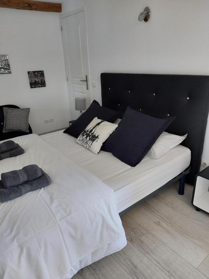 Les Dauphins Apartamento Saint-Romain-de-Jalionas Exterior foto