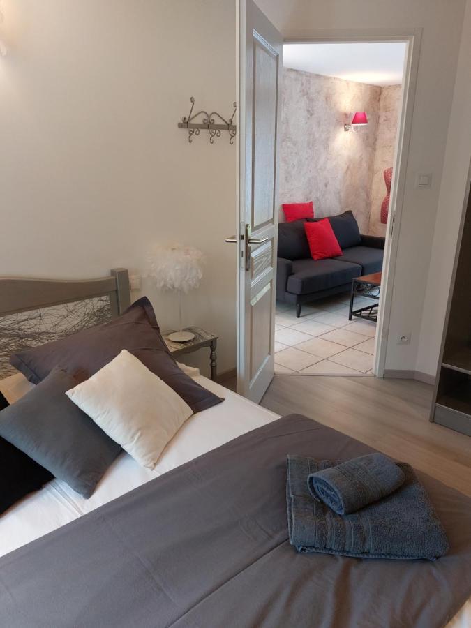 Les Dauphins Apartamento Saint-Romain-de-Jalionas Exterior foto