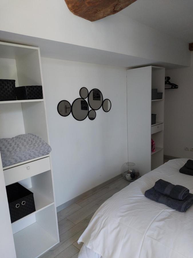 Les Dauphins Apartamento Saint-Romain-de-Jalionas Exterior foto