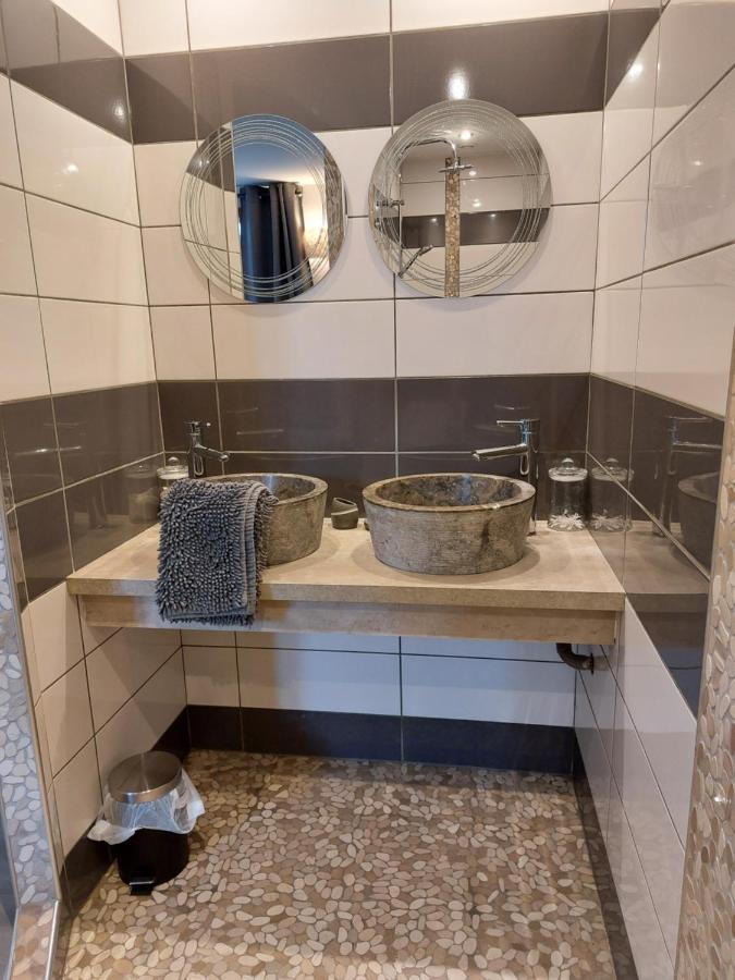 Les Dauphins Apartamento Saint-Romain-de-Jalionas Exterior foto